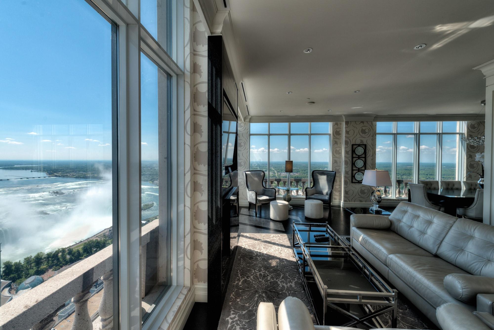 힐튼 나이아가라 폴스/폴스뷰 호텔 앤 스위트 나이아가라 폭포 외부 사진 The view of Niagara Falls from the 36th floor of the Fallsview Tower