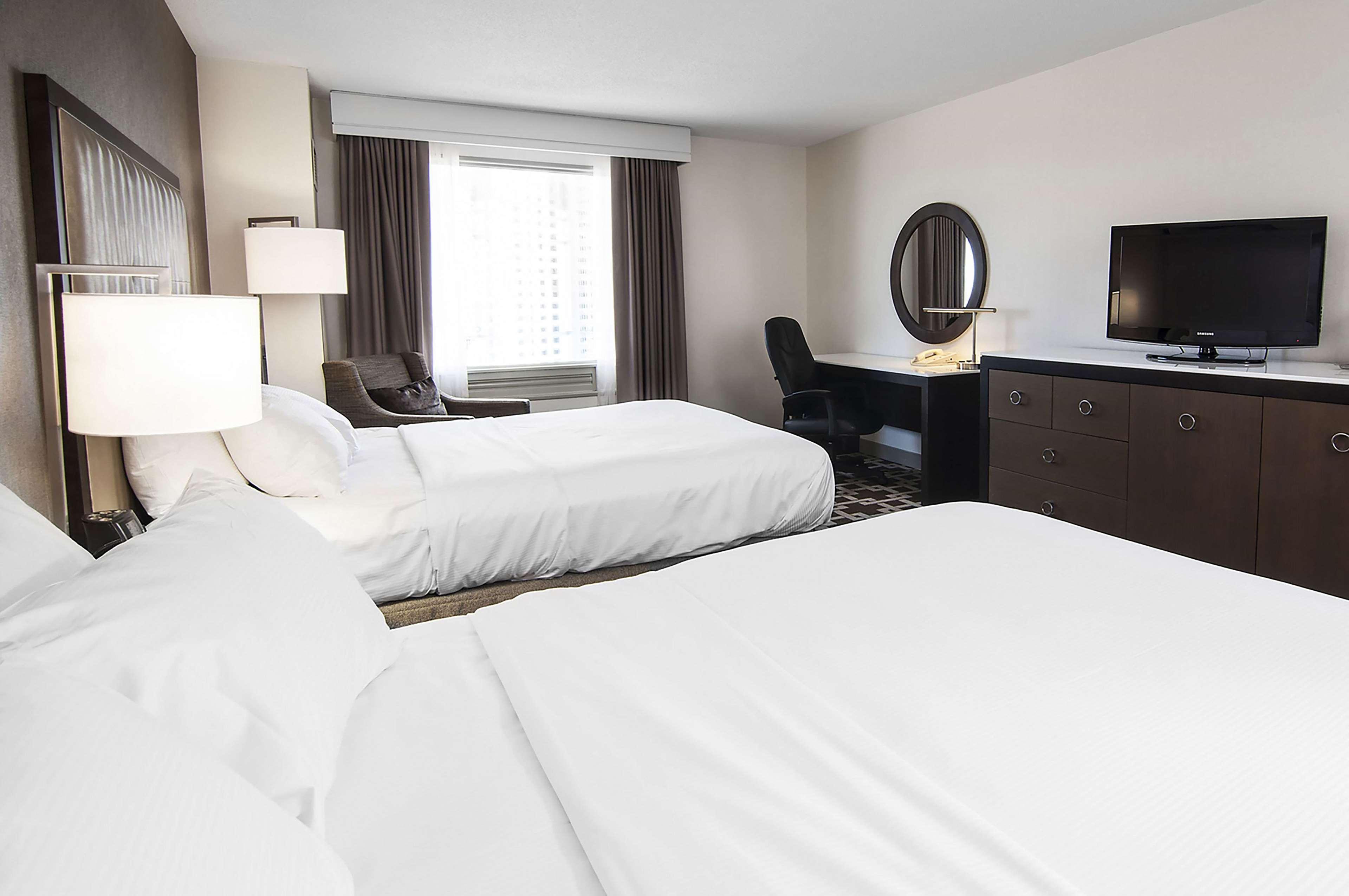 힐튼 나이아가라 폴스/폴스뷰 호텔 앤 스위트 나이아가라 폭포 외부 사진 A room at the Hilton Chicago