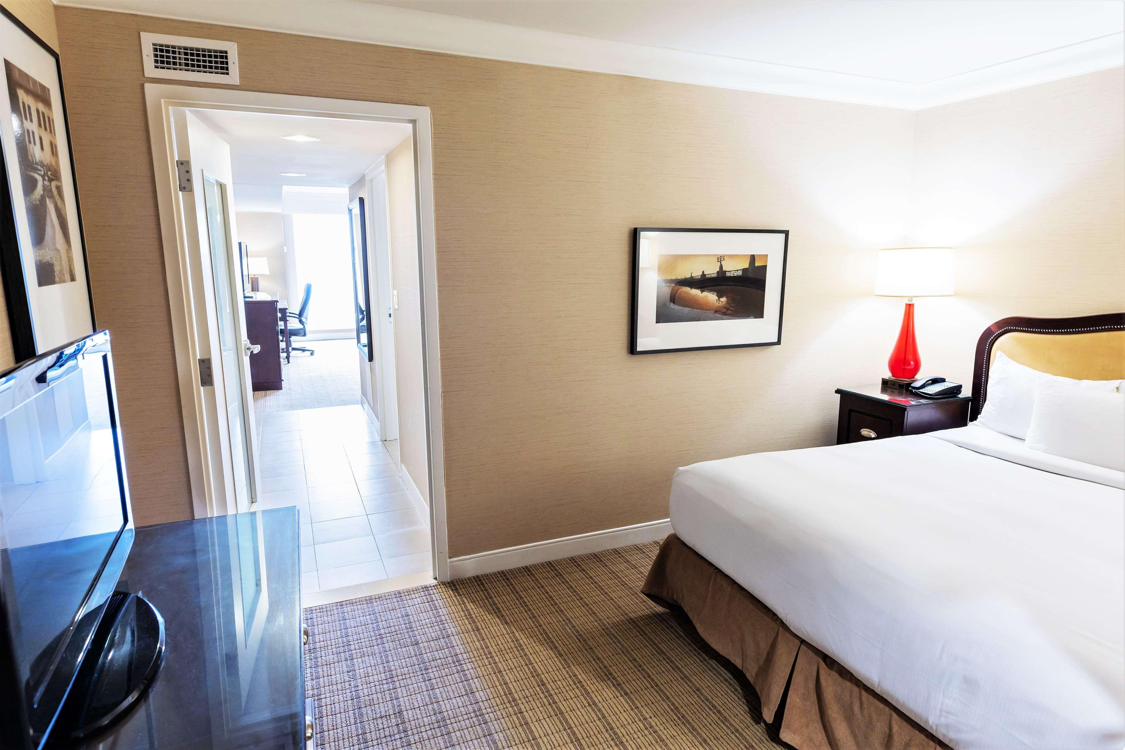 힐튼 나이아가라 폴스/폴스뷰 호텔 앤 스위트 나이아가라 폭포 외부 사진 A room at the hotel