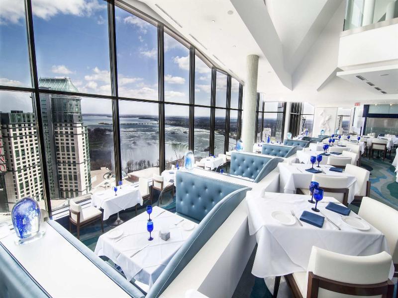 힐튼 나이아가라 폴스/폴스뷰 호텔 앤 스위트 나이아가라 폭포 외부 사진 The view of Niagara Falls from the restaurant